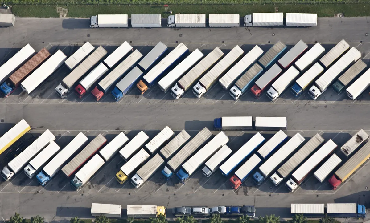 Luftaufnahme einer Lkw-Flotte auf einem Logistikhof – CityFreight Direkttransporte in Europa
