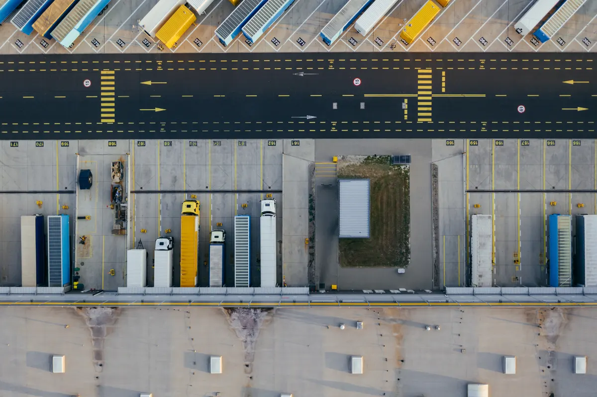 Luftaufnahme eines Logistikzentrums – CityFreight, Teil der Logisticoo-Gruppe